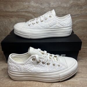 Converse Women Chuck Taylor All Star Lift Platform Daisy Cord